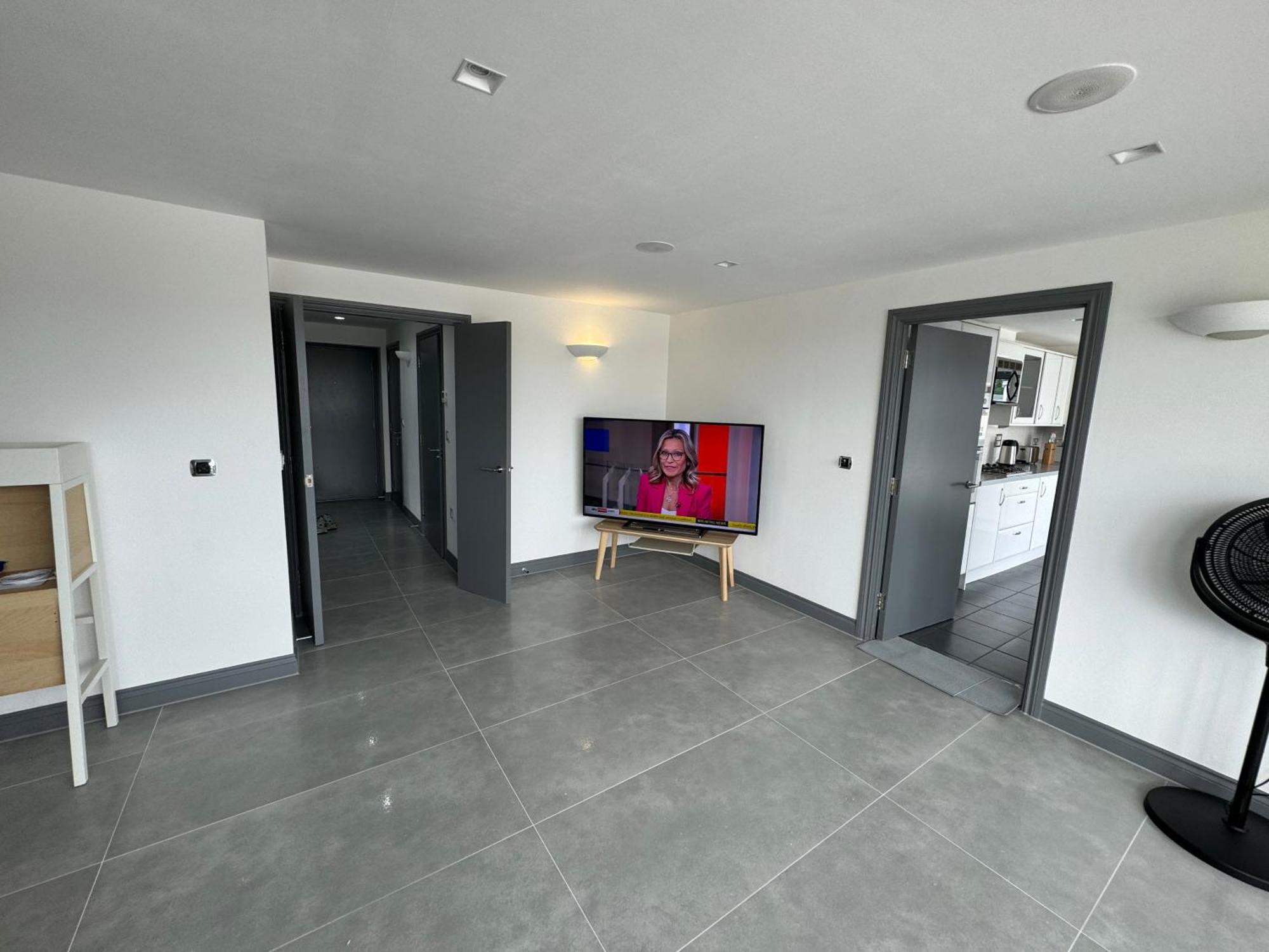 Long Letting - Luxurious 3 Bedroom Penthouse In City Centre - Parking Included! تْشيلمِسفورد المظهر الخارجي الصورة